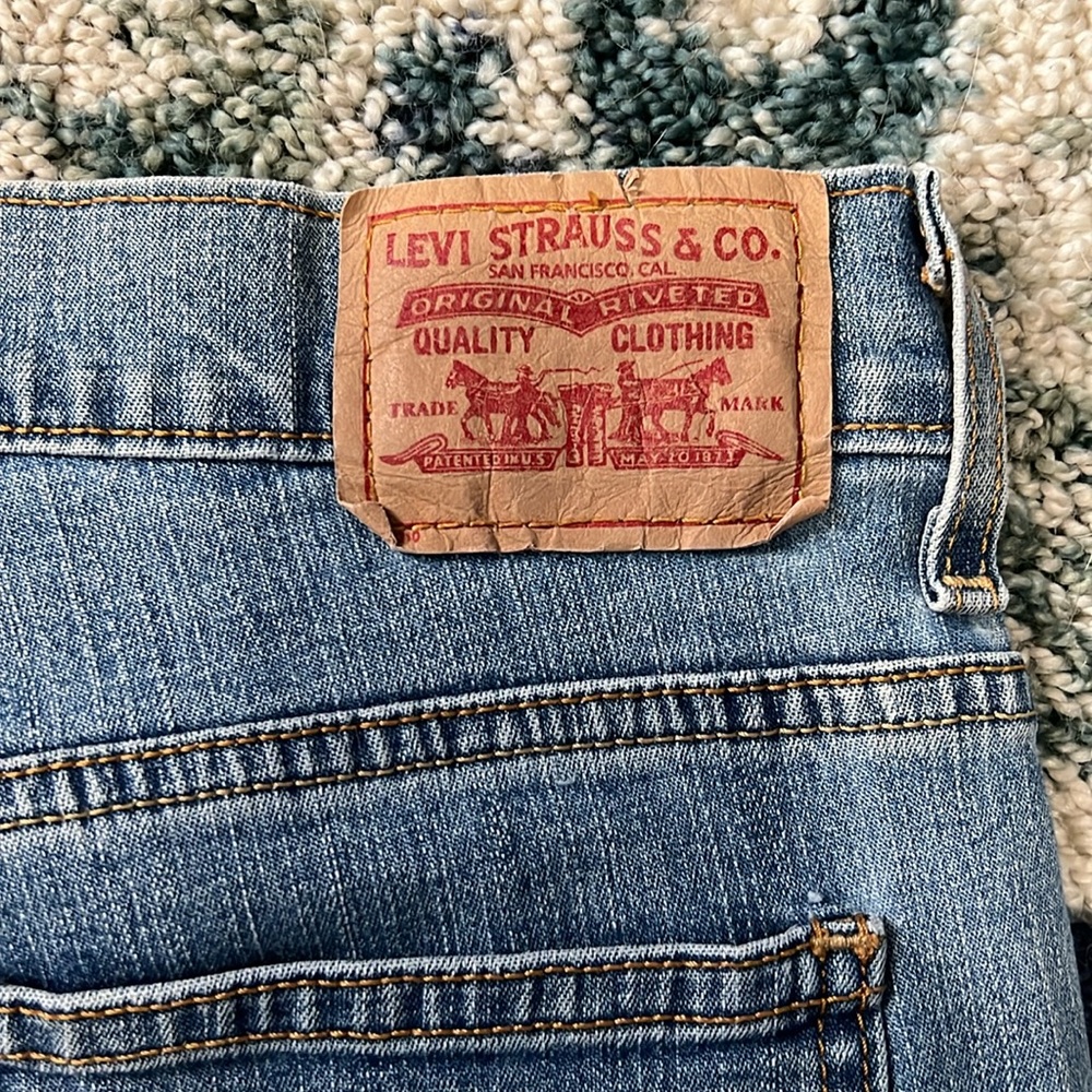 Woman’s Levi’s capris - Picture 2 of 6